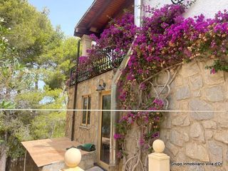 House in Las Rotas / Les Rotes
