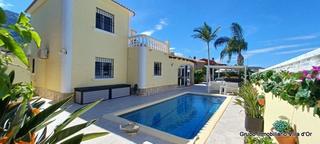 Maison à El Montgó. Chalet luminoso con piscina climatizada y vistas al montgó en un