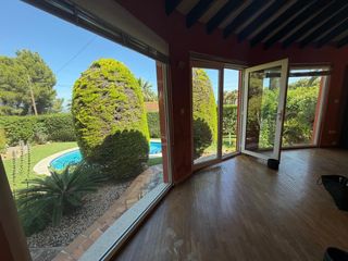 Haus in El Montgó. Encantadora villa en una sola planta con piscina y un jardín esp