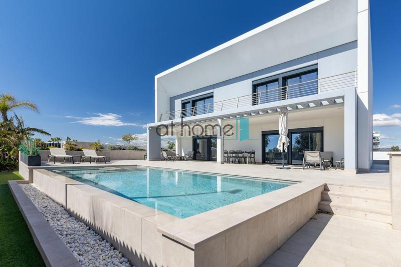Foto 6d6f6b38-78b8-44ab-9cf1-e40b1287aaad. Casa , la casa perfecta en primera línea de playa en Almenara