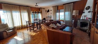 Chalet en Berga. Chalet con 5 habitaciones con parking, calefacción y vistas a la