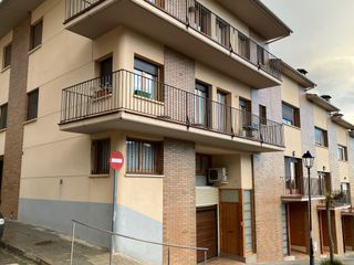Casa adosada en Avià. Casa adosada con 3 habitaciones con parking