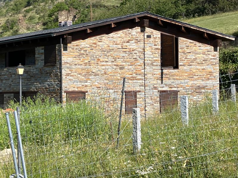 Foto 06da80fc-d510-4f4e-a582-0af516223a6b. Aparcament cotxe a carrer arrabal 7 a Meranges