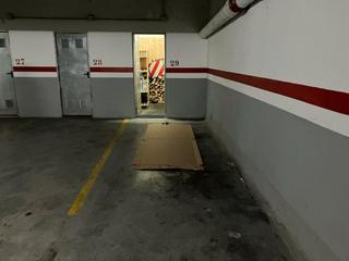 Location Parking voiture à Berga. Parking de lloguer per moto o cotxe petit amb traster inclòs