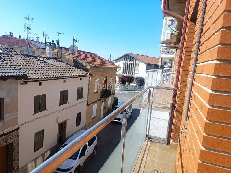 Foto be3dd1f4-2e28-4ac1-900b-2df0a885310e. Casa adossada amb aparcament a Gironella