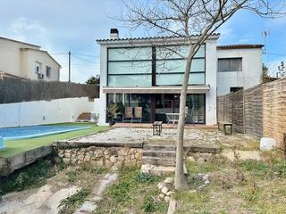 Chalet à Llagostera. Casa a cuatro vientos de diseño