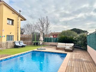 Chalet à Santa Eulàlia de Ronçana. Casa independiente con jardin y piscina