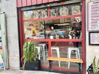 Traspàs Local Comercial a Carrer de casanova 189. Local esquinero muy visible y atractivo para cualquier negocio.