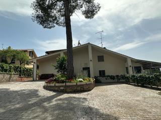 Casa  Om. Casa unifamiliar con piscina