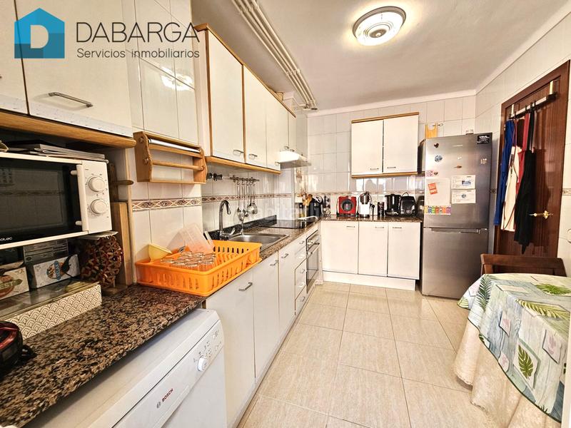 Foto cf14181f-4b5d-4fe0-8925-25862159b47a. Piso exterior dúplex de 4 hab. + 2 baños con parking y trastero en Terrassa