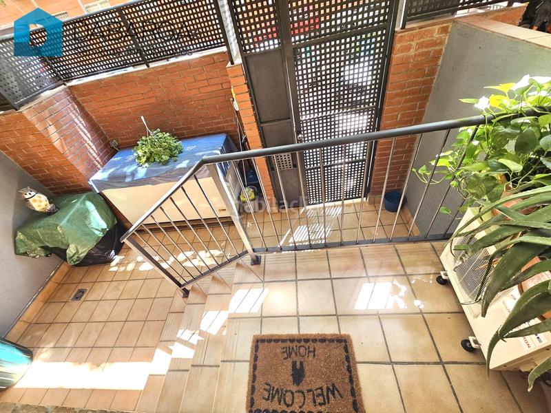 Foto fa53cb29-acdc-4aad-95a4-ff990cb02e9b. Piso exterior dúplex de 4 hab. + 2 baños con parking y trastero en Terrassa