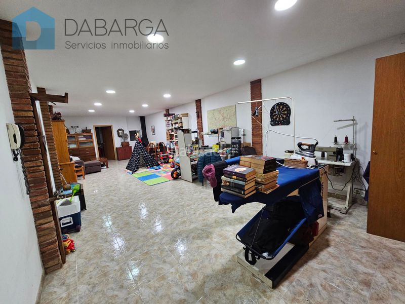 Foto a9a8ce32-a8b8-4f97-b80a-62677cd109e0. Casa amb xemeneia calefacció aparcament a Centre Ripollet