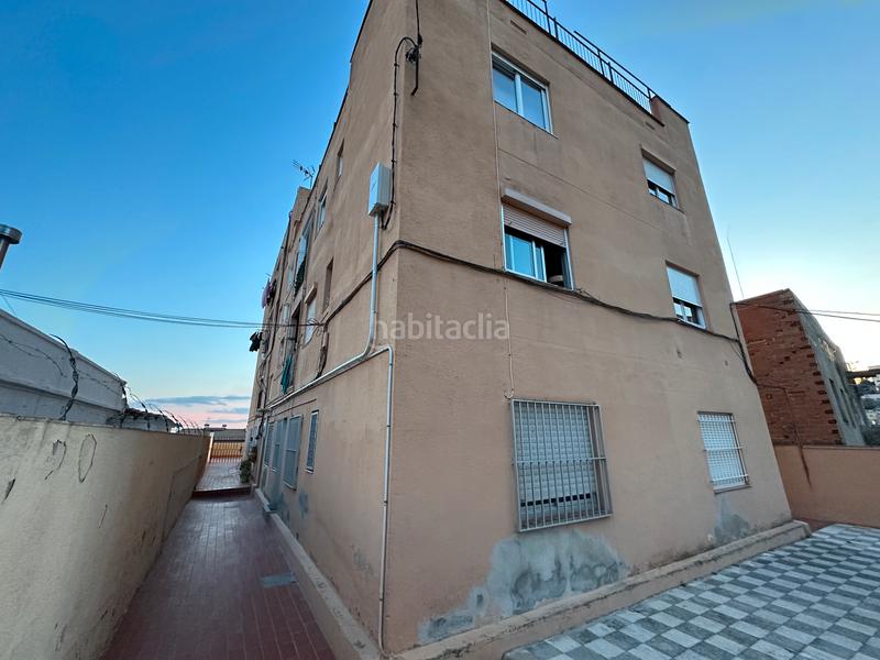 Foto 06758833-5a40-4150-9e5f-ac16e5cb2bf8. Piso finca en venta en singuerlín en Guinardera Santa Coloma de Gramenet