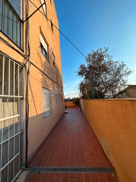 Foto 2498037f-8310-489b-b5ca-b42db0d03c48. Piso finca en venta en singuerlín en Guinardera Santa Coloma de Gramenet
