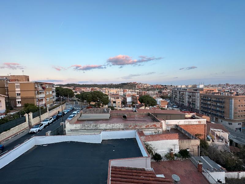 Foto 24a8167c-714a-4a97-9cf7-18bb22e95077. Piso finca en venta en singuerlín en Guinardera Santa Coloma de Gramenet