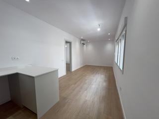 Appartement à Sants. Luminoso piso de 3 habitaciones con cocina independiente y baño