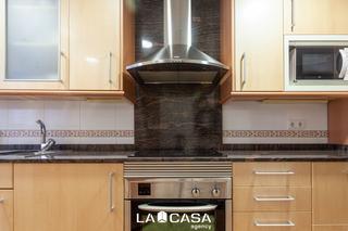 Pis  Carrer de juan de mena. Espectacular piso, todo exterior de 4 habitaciones, balcon y asc