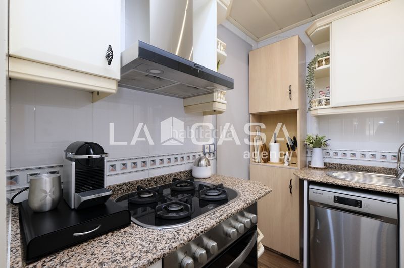 Foto d39a3a05-aa1a-48c0-9bc4-c474a2676b39. Àtic a Roquetes Barcelona