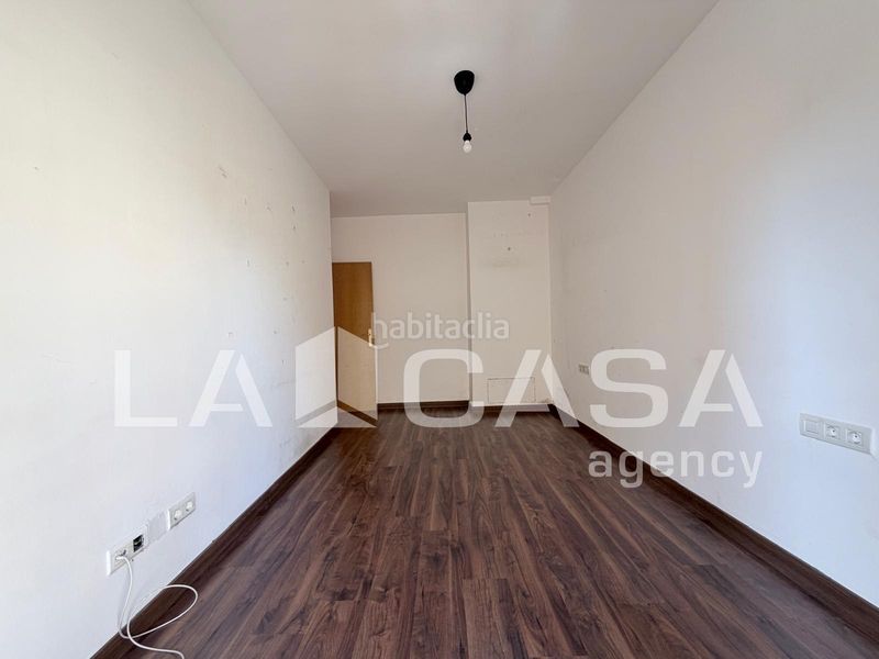 Foto a707c706-f384-4f26-84a7-9a78fdb5a53a. Àtic amb calefacció aparcament a Can Rull Sabadell