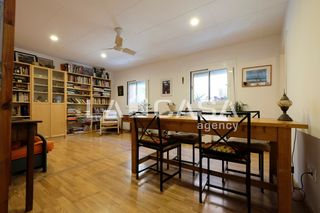 Pis  Carrer de pedret. La casa agency presenta este acogedor piso de 63 m2, ubicado en