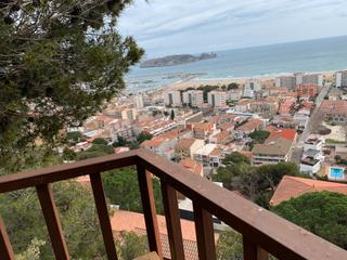 Casa  Carrer moladera. Casa adosada a la montaña, sala-estar a dos niveles, grandes ven