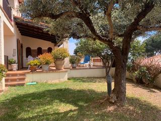 Casa adossada a L´Estartit Poble. Magnifica casa en la montaña del rocamaura.