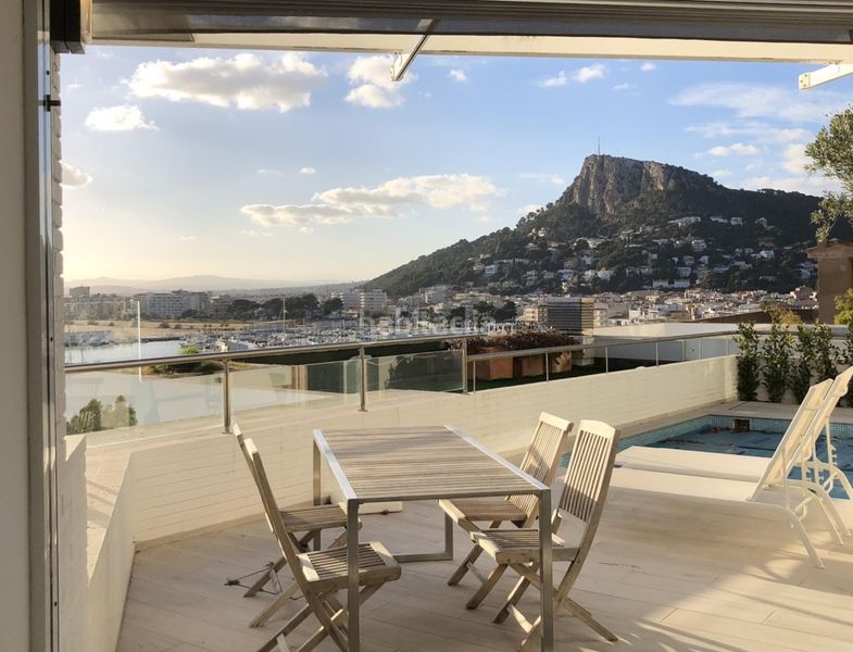 Foto d9534fc1-b27a-41c0-ad5e-5368e0b4875a. Casa adossada amb aparcament piscina a l´Estartit poble Estartit