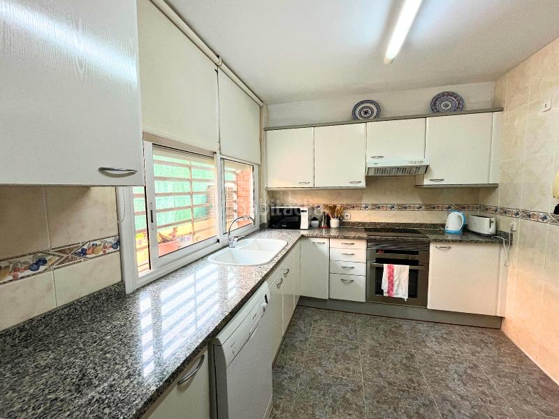 Foto 1f8be9c2-e87b-4f6c-b78d-2ccf96f2feb8. Casa adossada amb calefacció aparcament a Torrent Ballester Viladecans
