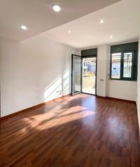 Affitto Appartamento in Carrer de jacquard 85. Piso en planta baja con amplia terraza, 1 hab doble, 1 hab indiv