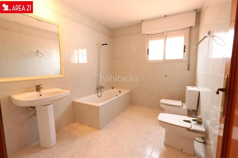Foto 80682542-9bf1-4b20-8e00-35768c07f793. Edifici a Núcleo Urbano Pobla de Vallbona (la)