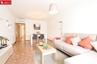 Miete Etagenwohnung in Núcleo Urbano. Alquiler piso con garaje  en la  pobla de vallbona