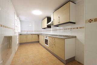 Location Appartement à Núcleo Urbano. Piso en alquiler de tres dormitorios