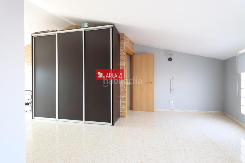 Foto b63da163-0b3e-4a38-bf80-b95ff62fd003. Attico con parcheggio in Núcleo Urbano Pobla de Vallbona (la)