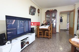 Etagenwohnung in Parque de la Bombilla. Piso de tres dormitorios con garaje y trastero lliria en venta y