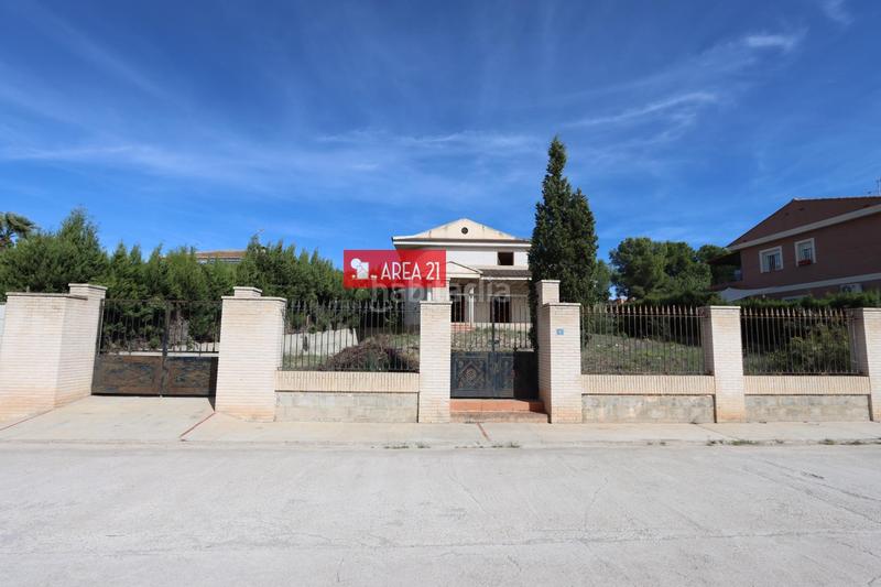 Foto bfd05476-4285-44f3-9fb4-c19aefd80595. Chalet avec parking dans Urbanizaciones Llíria