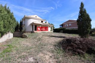 Xalet en Urbanizaciones. Chalet independiente para terminar en san gerardo