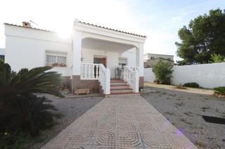 Xalet a San Antonio de Benagéber. Chalet independiente en una sola planta