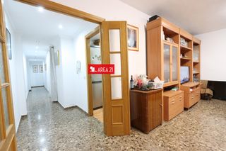 Appartamento in Núcleo Urbano. Piso a la venta con trastero y parking en la pobla de vallbona