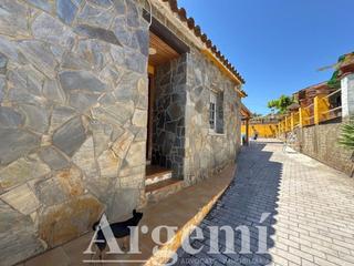 Casa in Palau-solità i Plegamans. Chalet en planta con cuadra de caballos y gran parcela en palaus