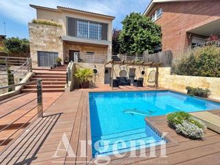 Xalet  Estany banyoles. Vivienda exclusiva con piscina y diseo minimalista, lista para