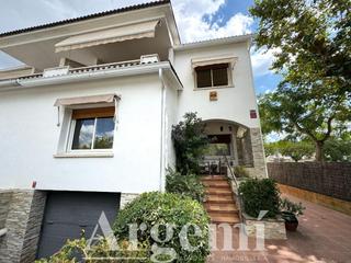 Casa aparellada a Palau-solità i Plegamans. Exclusida  casa pareada en venta en palau solità i plegamans
