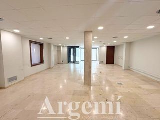 Lloguer Local Comercial a Palau-solità i Plegamans. Alquiler local comercial esquinero  pleno centro palausolità i p