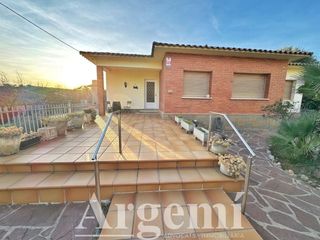 Casa in Palau-solità i Plegamans. En exclusiva casa en planta con terreno edificable en palausolit