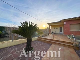 Casa en Palau-solità i Plegamans. En exclusiva casa en planta con terreno edificable en palausolit