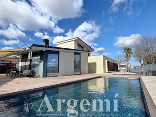 Chalet en Palau-solità i Plegamans. Espectacular chalet moderno con piscina climatizada, jardín y vi