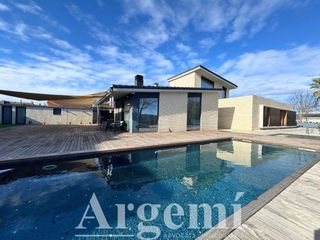 Chalet en Palau-solità i Plegamans. Espectacular chalet moderno con piscina climatizada, jardín y vi