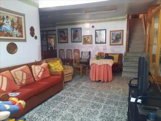 Casa a Utiel. Se vende casa en el centro de utiel, da a 2 calles, compuesta de