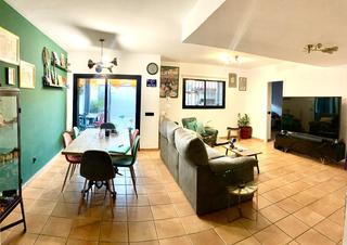 Casa a Benaguasil. Venta chalet de dos alturas con garaje sobre una parcela de 245