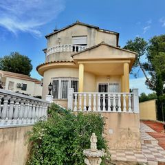 Casa a Vilamarxant. Chalet urbano con piscina comunitaria en urbanización montehorqu