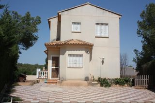 Haus in Vilamarxant. Chalet urbano con piscina comunitaria en urbanización montehorqu